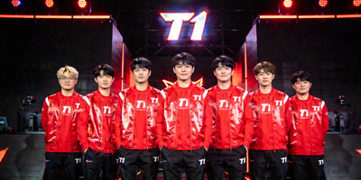 T1英雄联盟战队全体成员身着红色队服合影